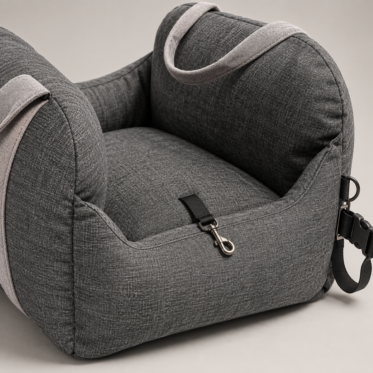 Detail of the integrated tether and padded sides of the MAVORNE dog car seat
